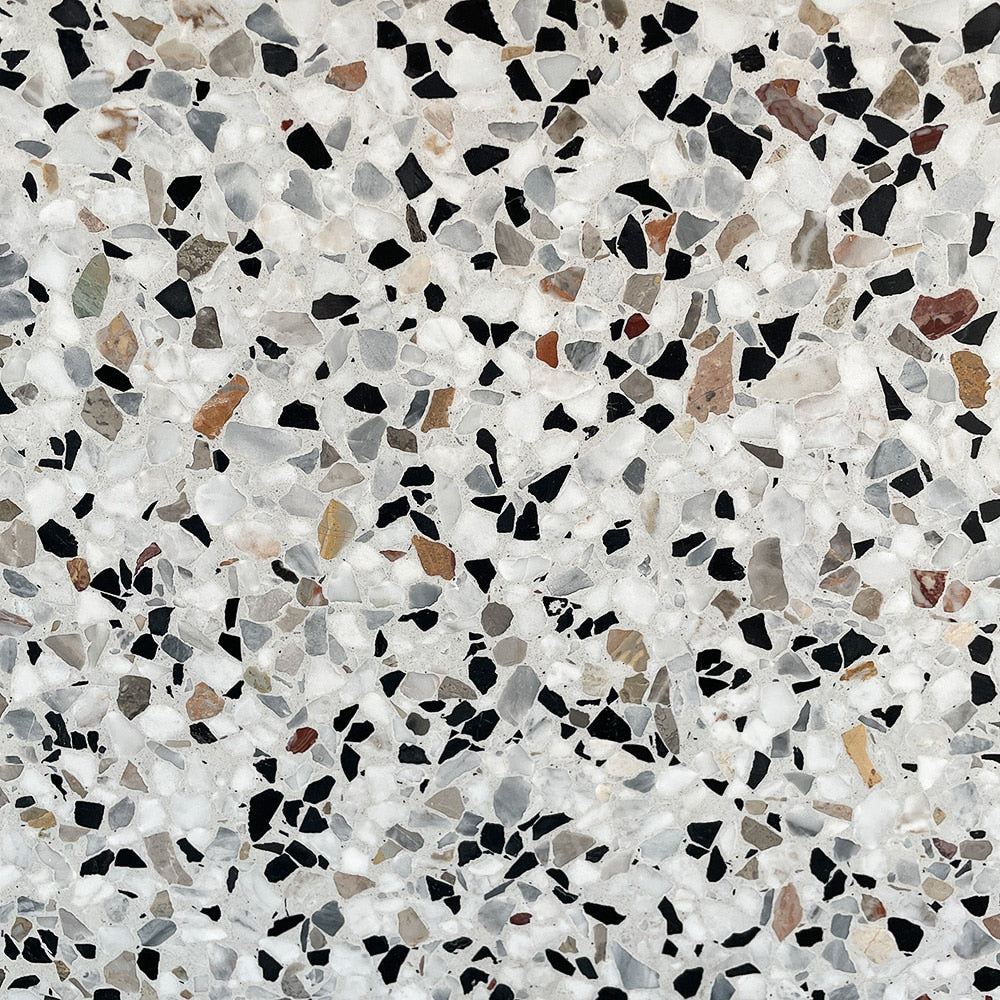 Terrazzo 0103 med sort, hvidt og varmt mix